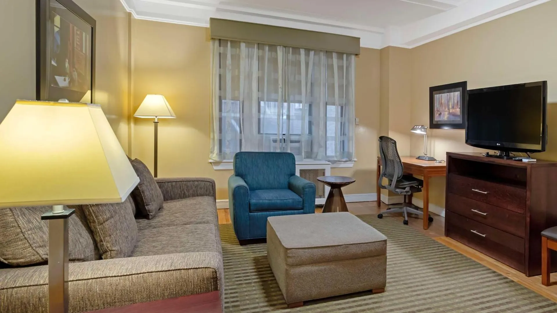Best Western Plus Hospitality House Suites New York 3*,