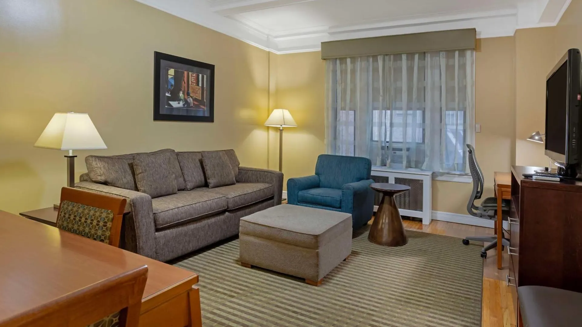 Best Western Plus Hospitality House Suites New York 3*,