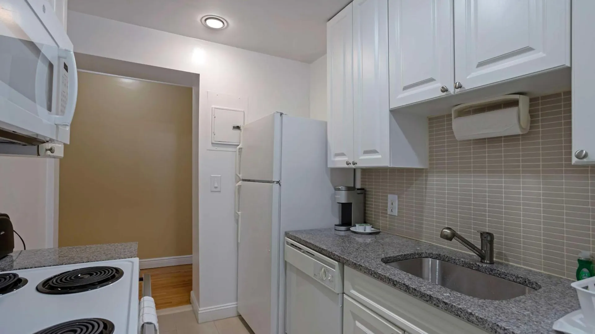 Best Western Plus Hospitality House Suites New York 3*,