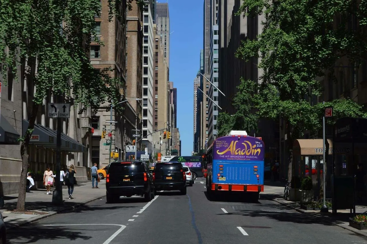 Best Western Plus Hospitality House Suites New York 3*,