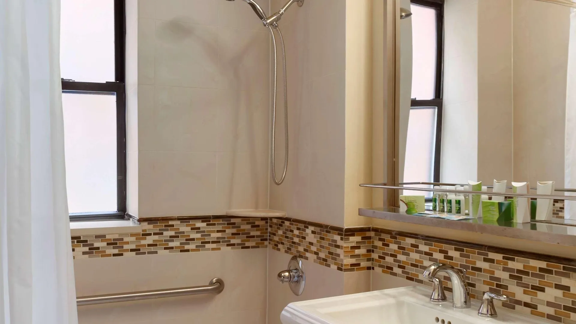 Best Western Plus Hospitality House Suites New York 3*,